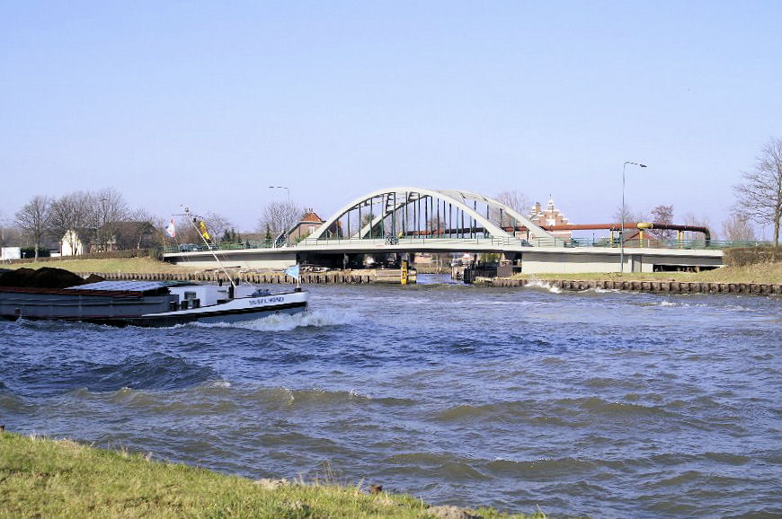 20060225 T20060225_023
Maarssen
25-02-2006
Amsterdam-Rijnkanaal met de boeg van het schip IJsselmond en op de achtergrond de Op Burenbrug, een rijksmoniment uit 1932.
