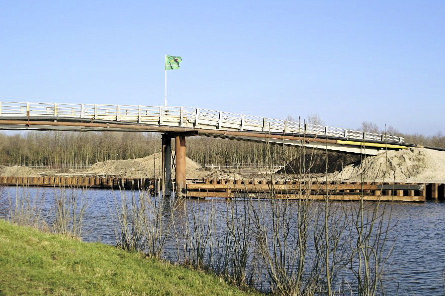 20060225 T20060225_052
Maarssen
25-02-2006
Tijdelijke brug over de Vecht ten behoeve van sanering voormalig DSM-terrein (ontwikkeling nieuwe wijk "Op Buuren")
