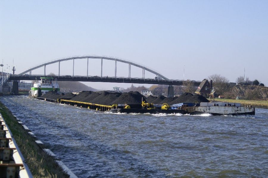 20060225 T20060225_028
Maarssen
25-02-2006
Amsterdam-Rijnkanaal; duwboot "Hammonia" met kolentransport passeert de Maarsserbrug
