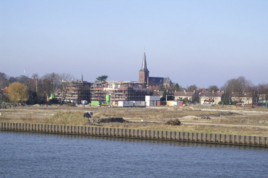 20060225 T20060225_047
Maarssen
25-02-2006
Zicht op nieuwbouw en RK-kerk gezien vanaf de Maarsserbrug
